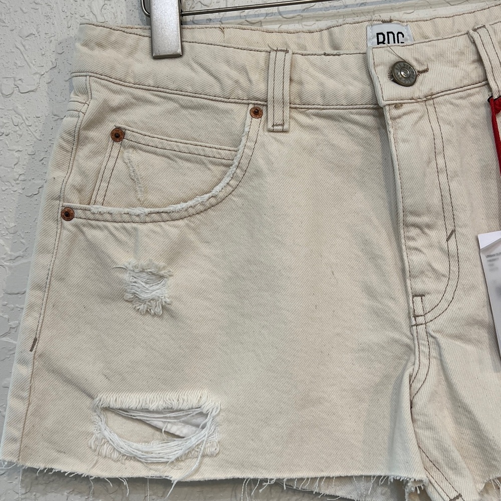 BDG Urban Outfitters Distressed Neutral Cream Denim Shorts Raw Hem Size 31 NWT - Picture 2 of 11